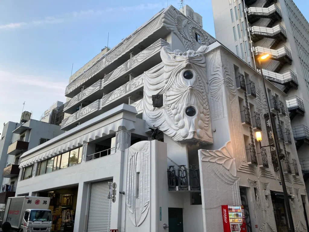 建築家・梵寿綱の代表作「斐禮祈：賢者の石」