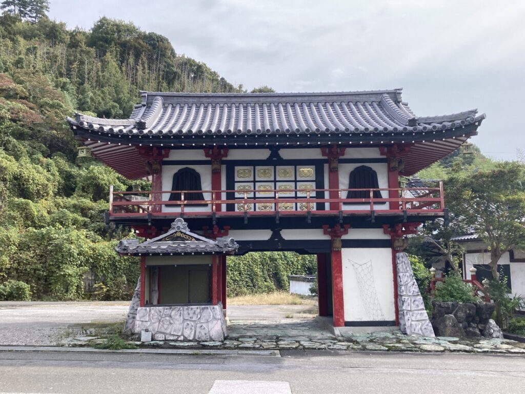 滋賀・彦根の廃墟テーマパーク「佐和山遊園」