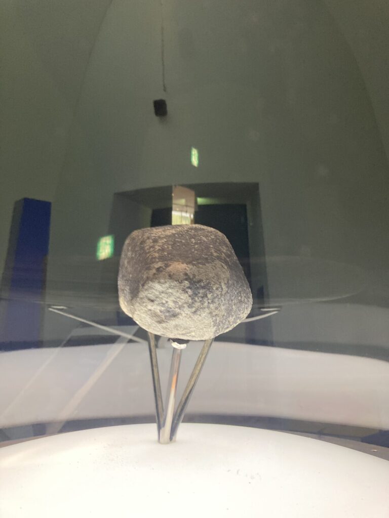 島根県の珍建築・メテオプラザと美保関隕石