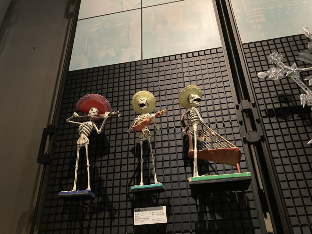 楽器を奏でる骸骨人形