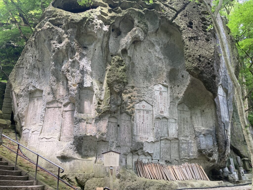 山形・山寺の弥陀洞