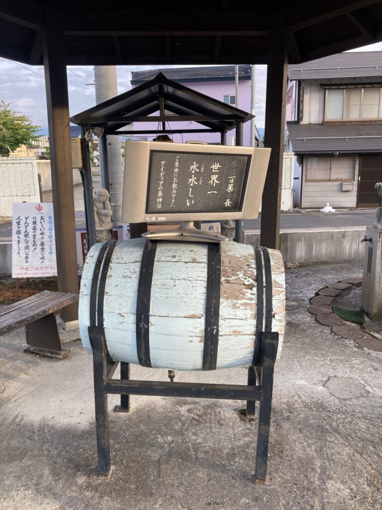 2000年代の液晶テレビを再利用した案内板