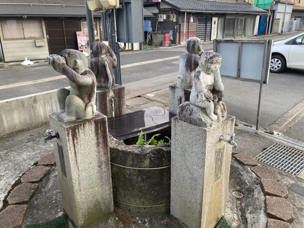 「アイディアの泉神社」の四猿