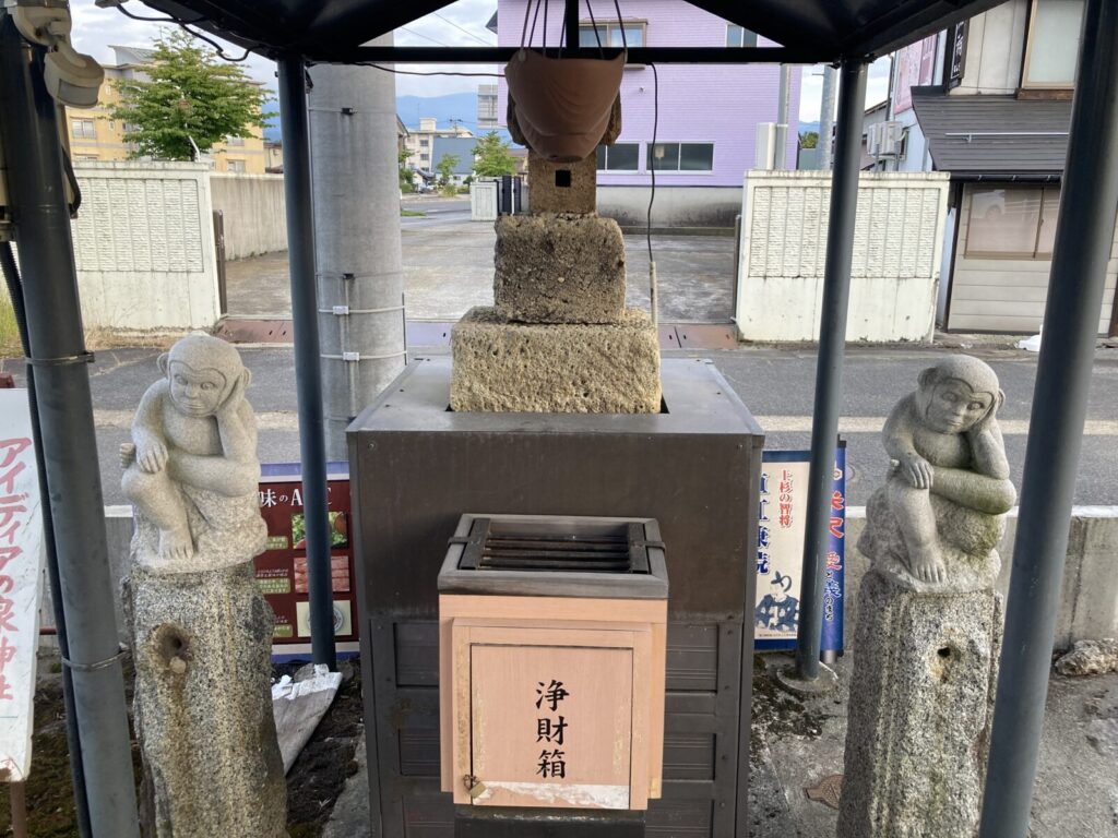 境内奥にある祠