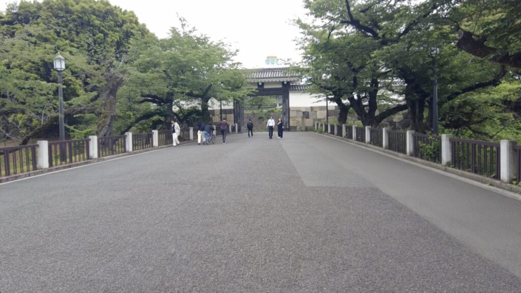 田安門へ向かう土橋