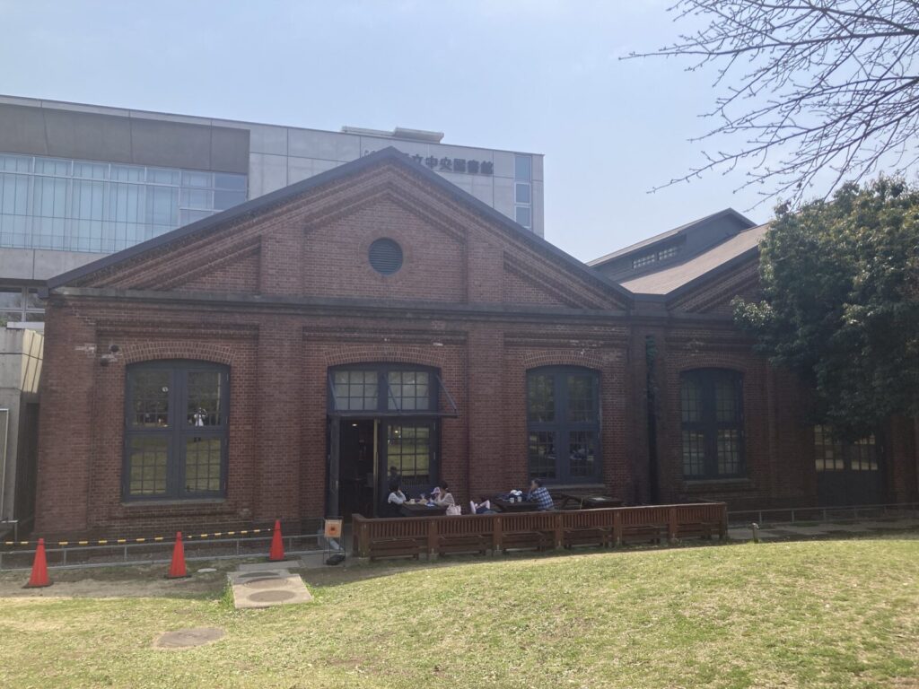 弾丸製造工場だった「北区中央図書館」の赤レンガ