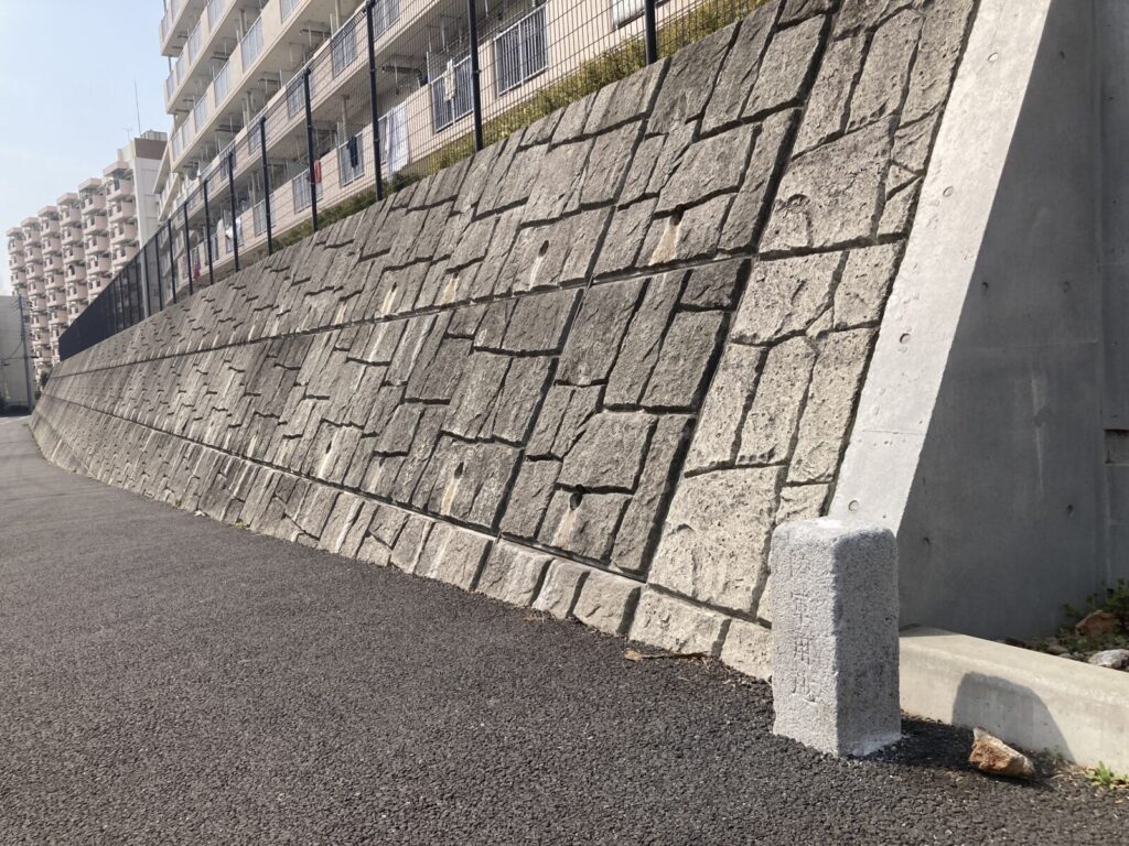 「王子本町三丁目アパート」の石垣