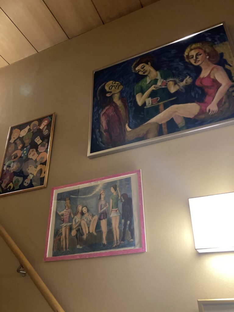 階段に並ぶバッド・アート