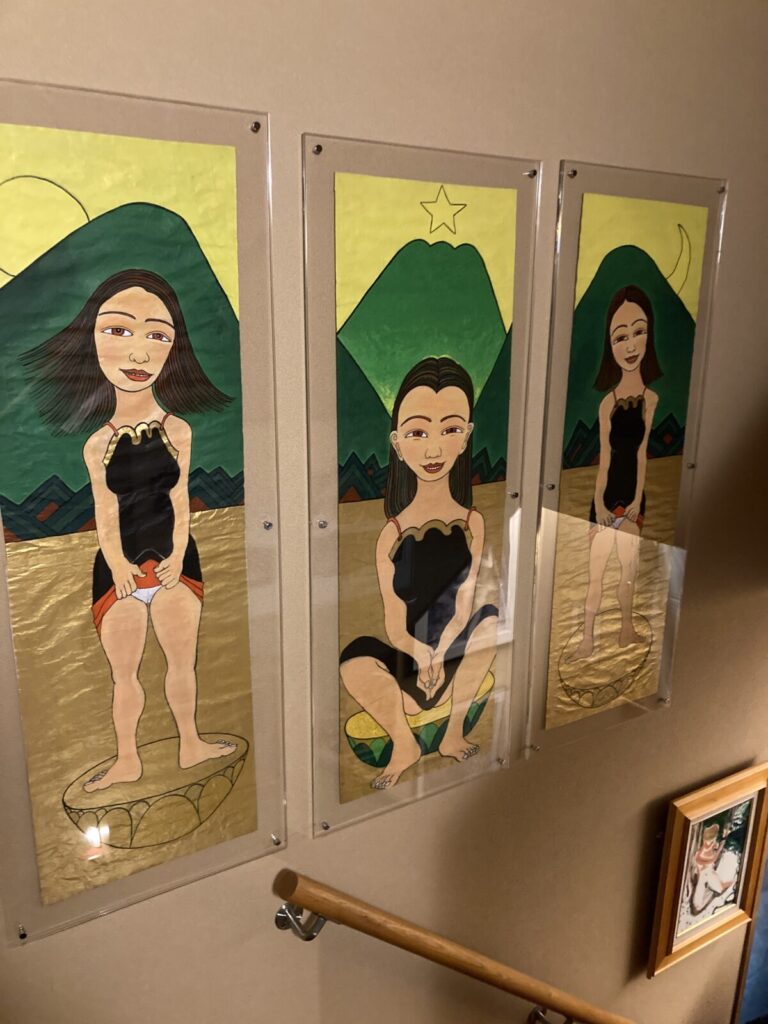 階段に並ぶバッド・アート