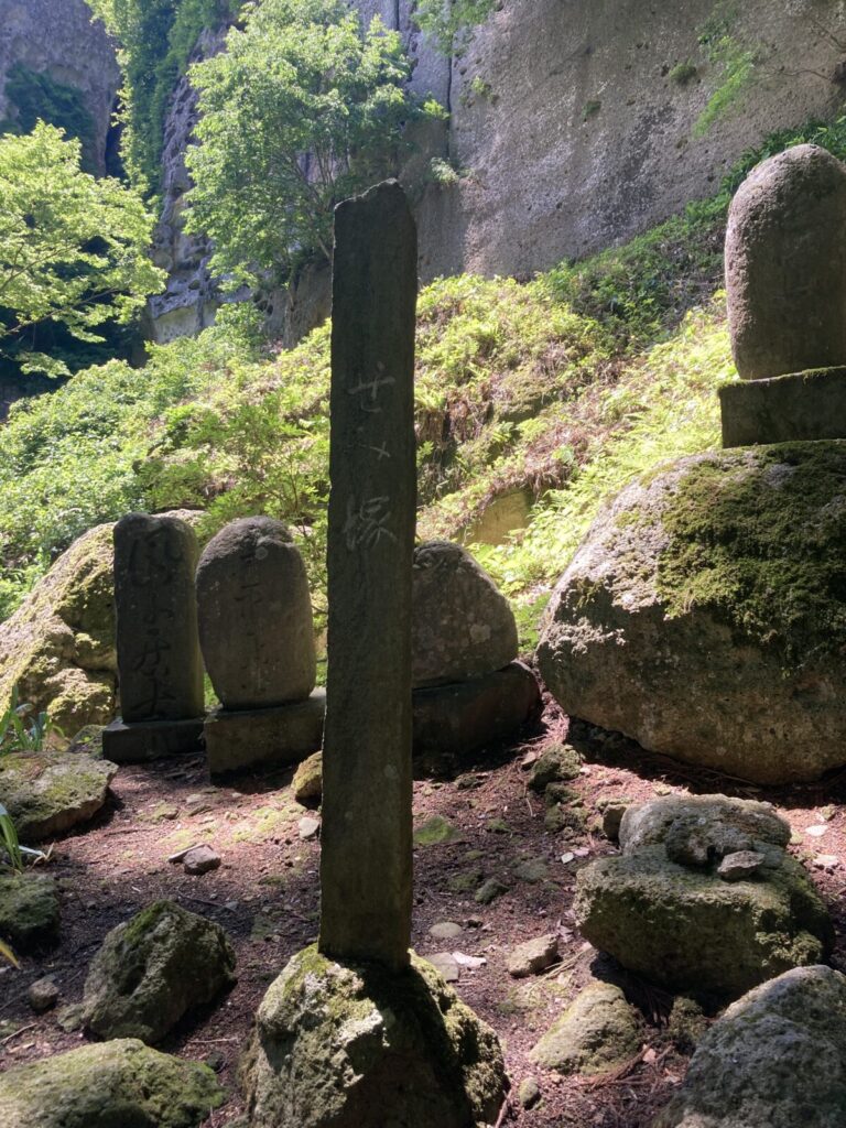 山形・山寺のせみ塚
