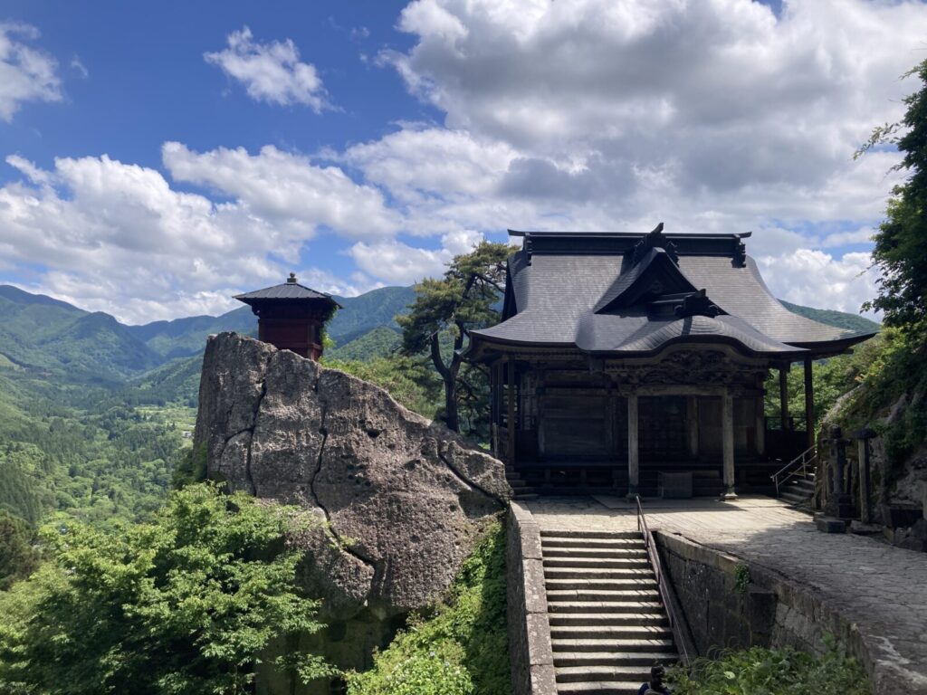 山寺の納経堂と開山堂