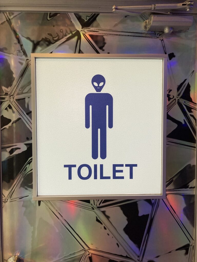 トイレのピクトグラムも宇宙人風