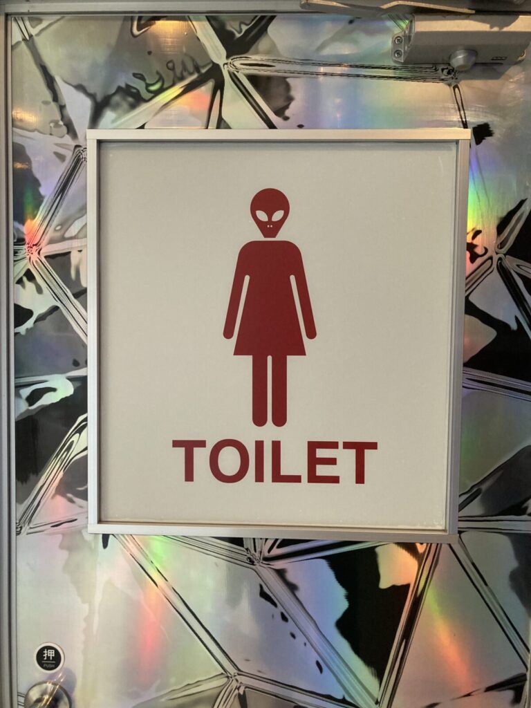 トイレのピクトグラムも宇宙人風