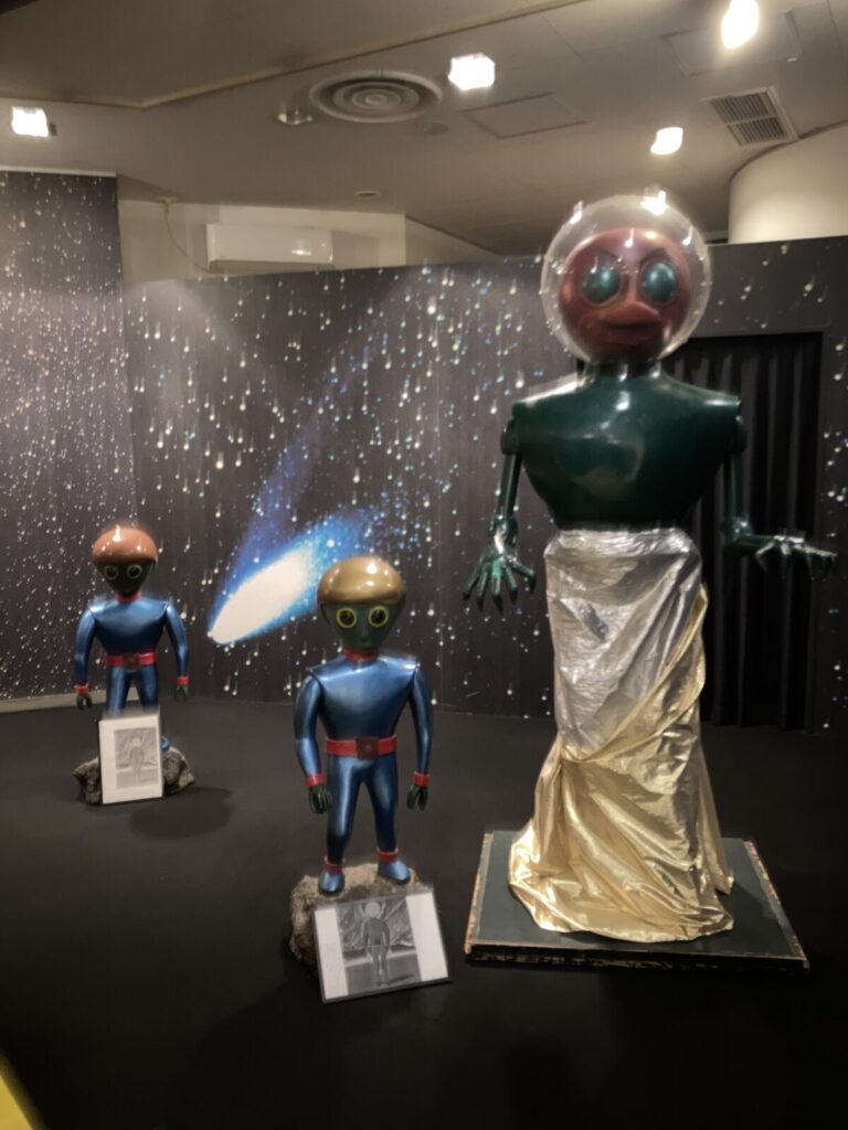 宇宙人と記念撮影できる