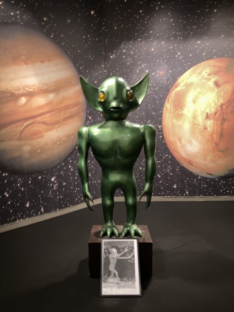 宇宙人と記念撮影できる