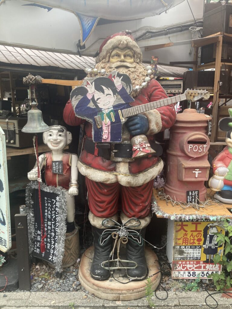 「熊野町交差点レトロ空間（昭和レトロ展示場）」のサンタクロース
