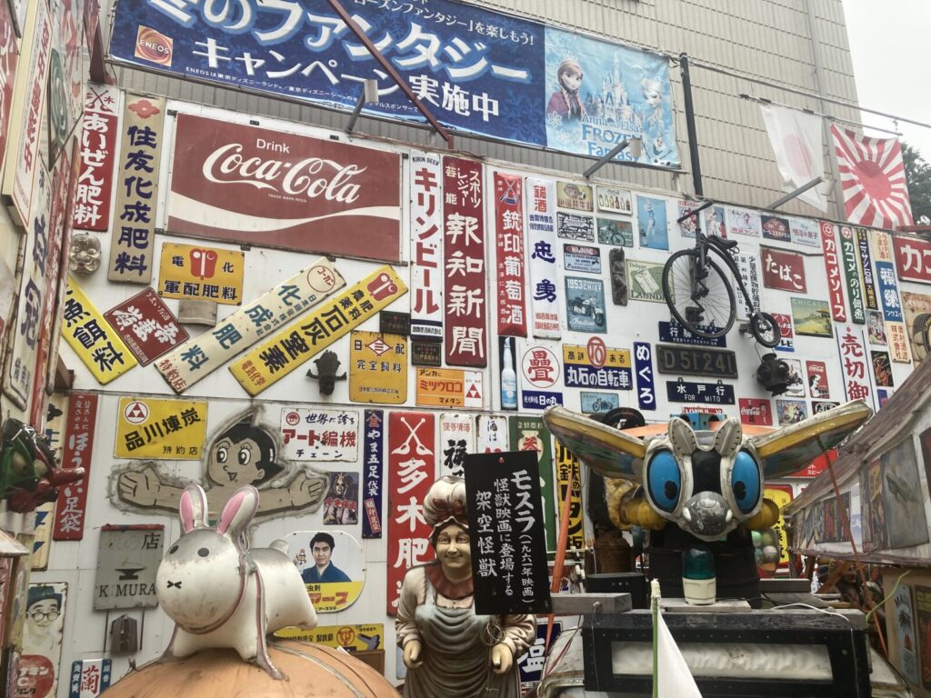 「熊野町交差点レトロ空間（昭和レトロ展示場）」のホーロー看板