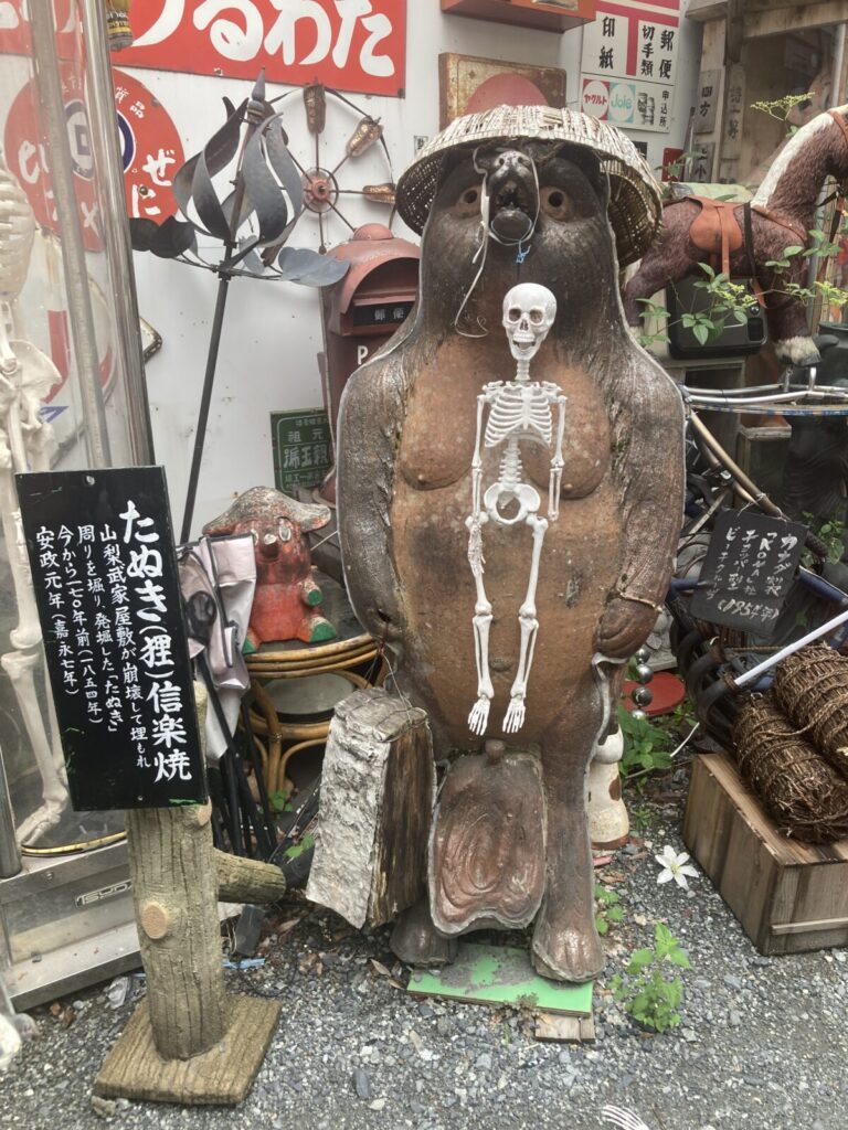 「熊野町交差点レトロ空間（昭和レトロ展示場）」の信楽焼のたぬき
