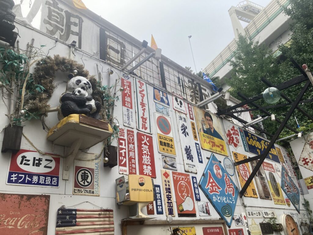 「熊野町交差点レトロ空間（昭和レトロ展示場）」のホーロー看板