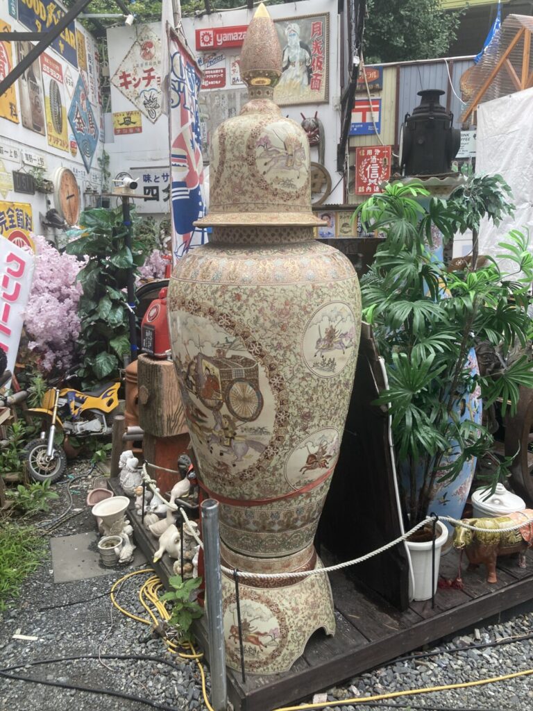 「熊野町交差点レトロ空間（昭和レトロ展示場）」の巨大な壺
