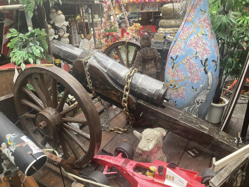 「熊野町交差点レトロ空間（昭和レトロ展示場）」の大砲