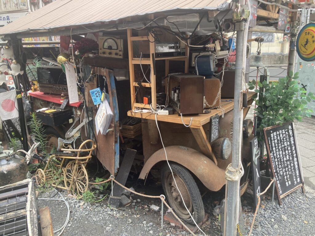 「熊野町交差点レトロ空間（昭和レトロ展示場）」のオオタ自動車工業製のクラシックカー