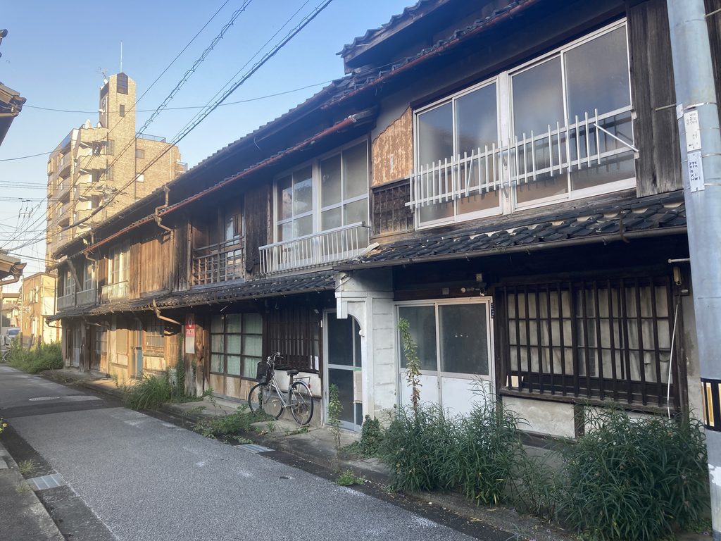往時の雰囲気を忍ばせる木造建築