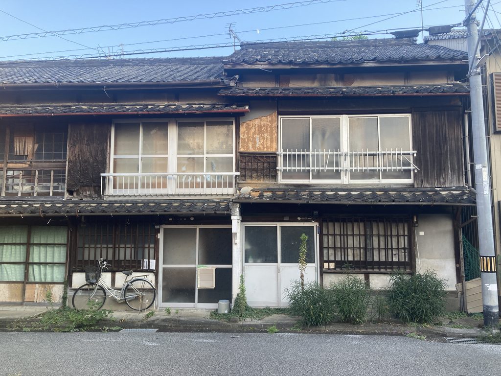 往時の雰囲気を忍ばせる木造建築