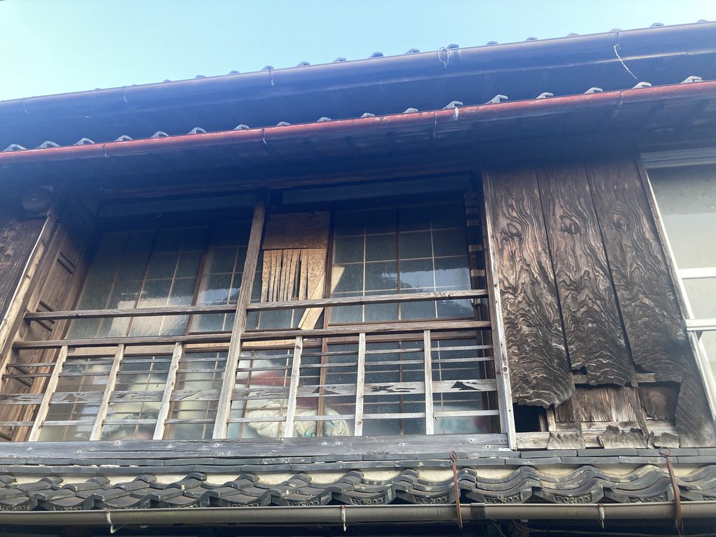 往時の雰囲気を忍ばせる木造建築