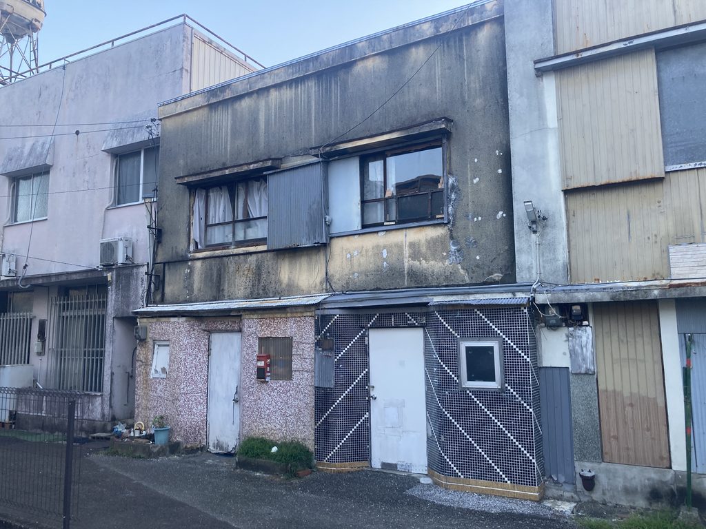 モザイクタイルが見事なカフェー建築
